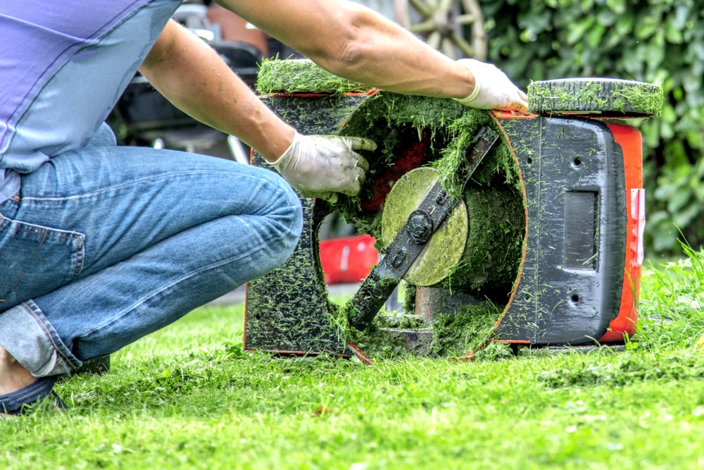 blok dichtheid Condenseren Op welke kant moet ik mijn grasmaaier leggen tijdens het reinigen? -  Hendriks Tuinmachines Peer | Robotmaaiers, grasmaaiers en tuinmachines